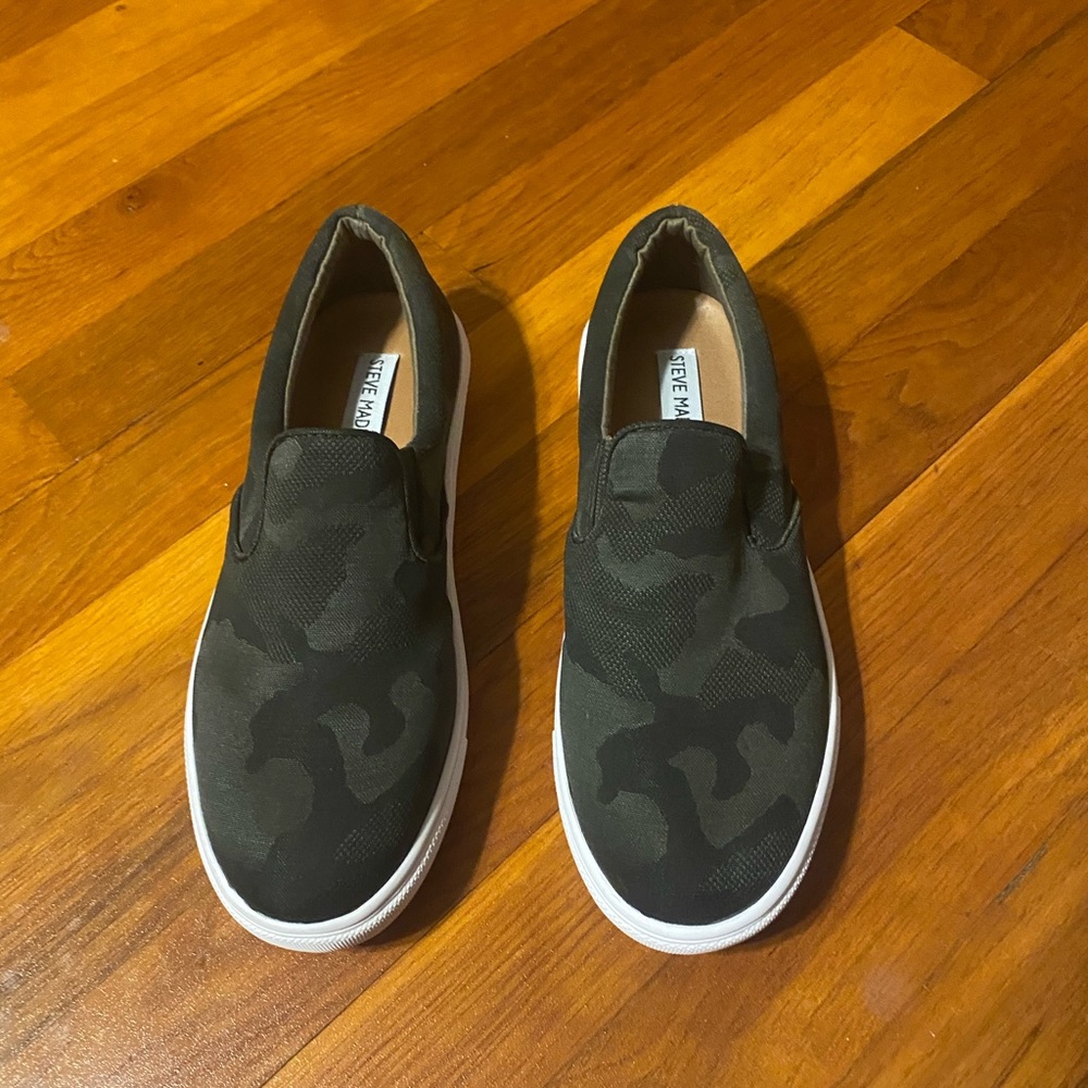 Brand new! never worn Steve Madden camo shoes